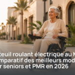 Personne âgée utilisant un fauteuil roulant électrique dans un environnement urbain sécurisé au Maroc